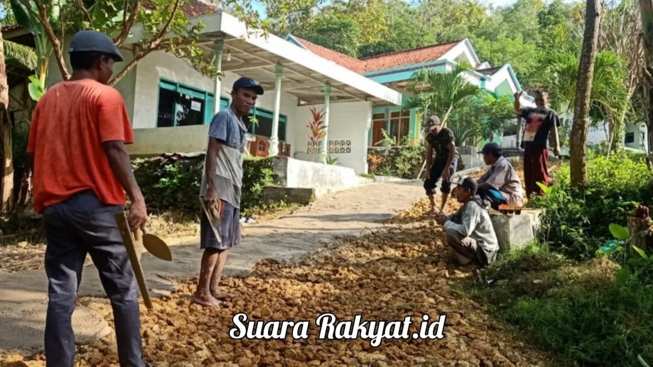 Gotong Royong Masyarakat Desa Angsanah Perbaiki Jalan Desa