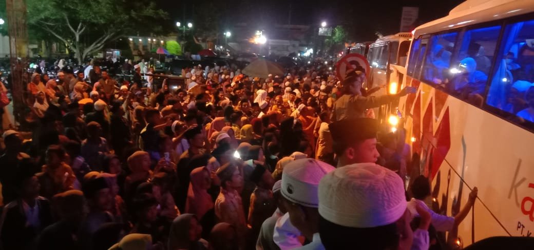 Suasana Haru Ribuan Pengantar Jamaah Haji Kabupaten Sumenep