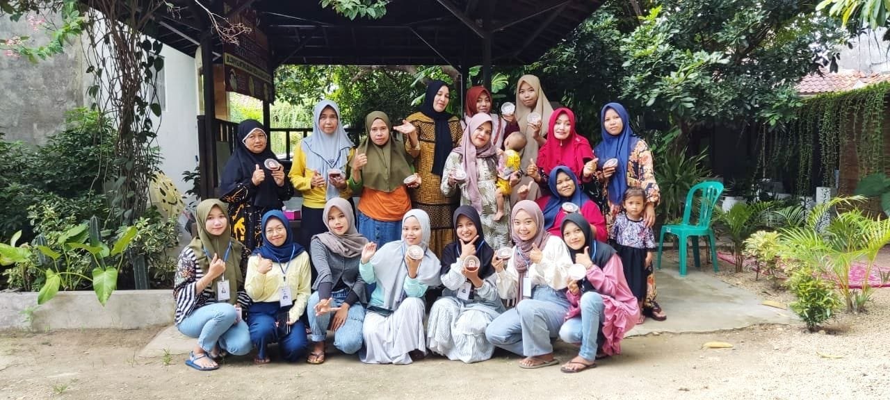 Bangkitkan UMKM, Pengabdian Masyarakat UTM Branding Produk Olahan Asli Desa Glintong Klampis