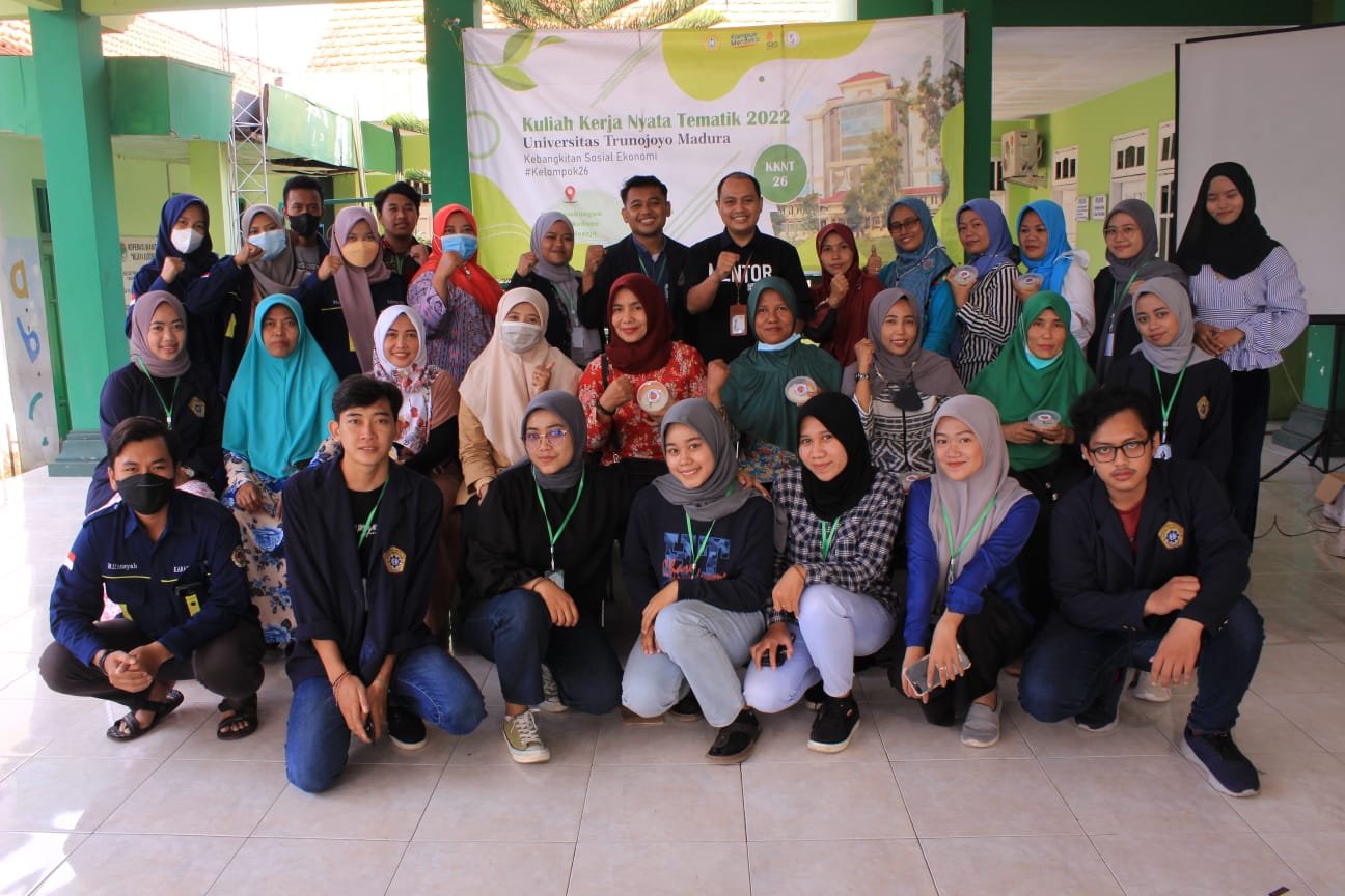 Sosialisasi Manajemen Usaha oleh KKNT 26 UTM untuk Membangun UMKM Desa