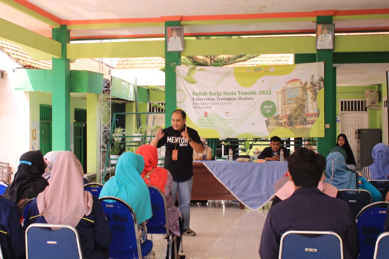 Melek Digital: KKN-T 26 UTM Gencar Adakan Sosialisasi Promosi Online Produk UMKM Desa