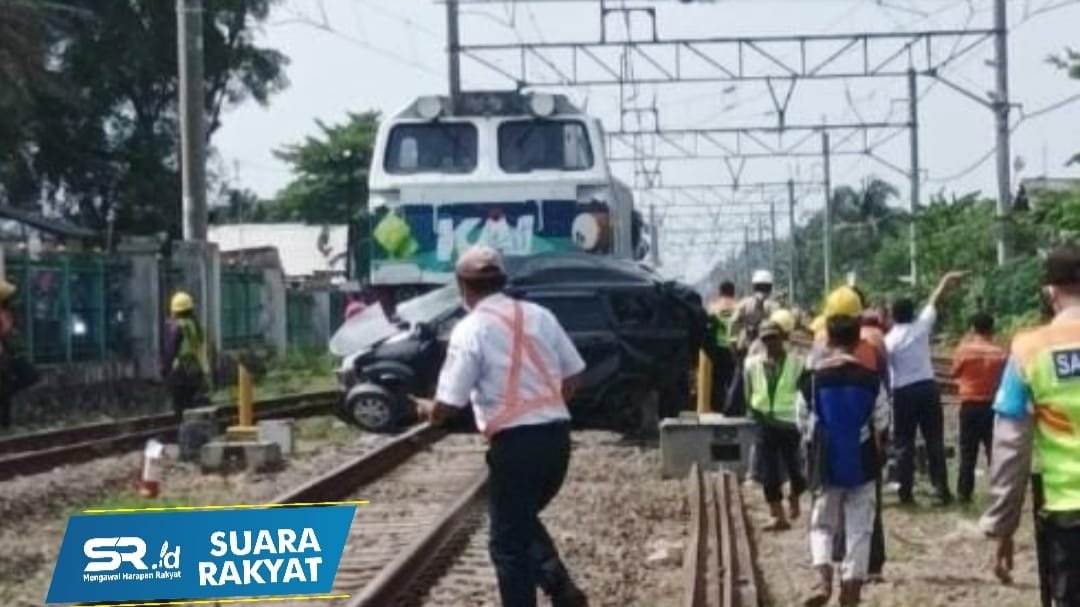 Mobil Tertabrak di Perlintasan Kereta Api Tanpa Palang Kereta Resmi