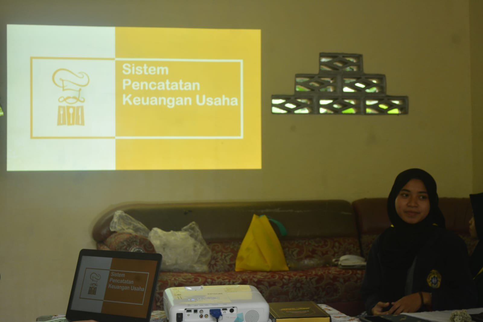 Kenalkan Pelaku UMKM Desa Gilibarat Sistem Pencatatan Keuangan Usaha Digital