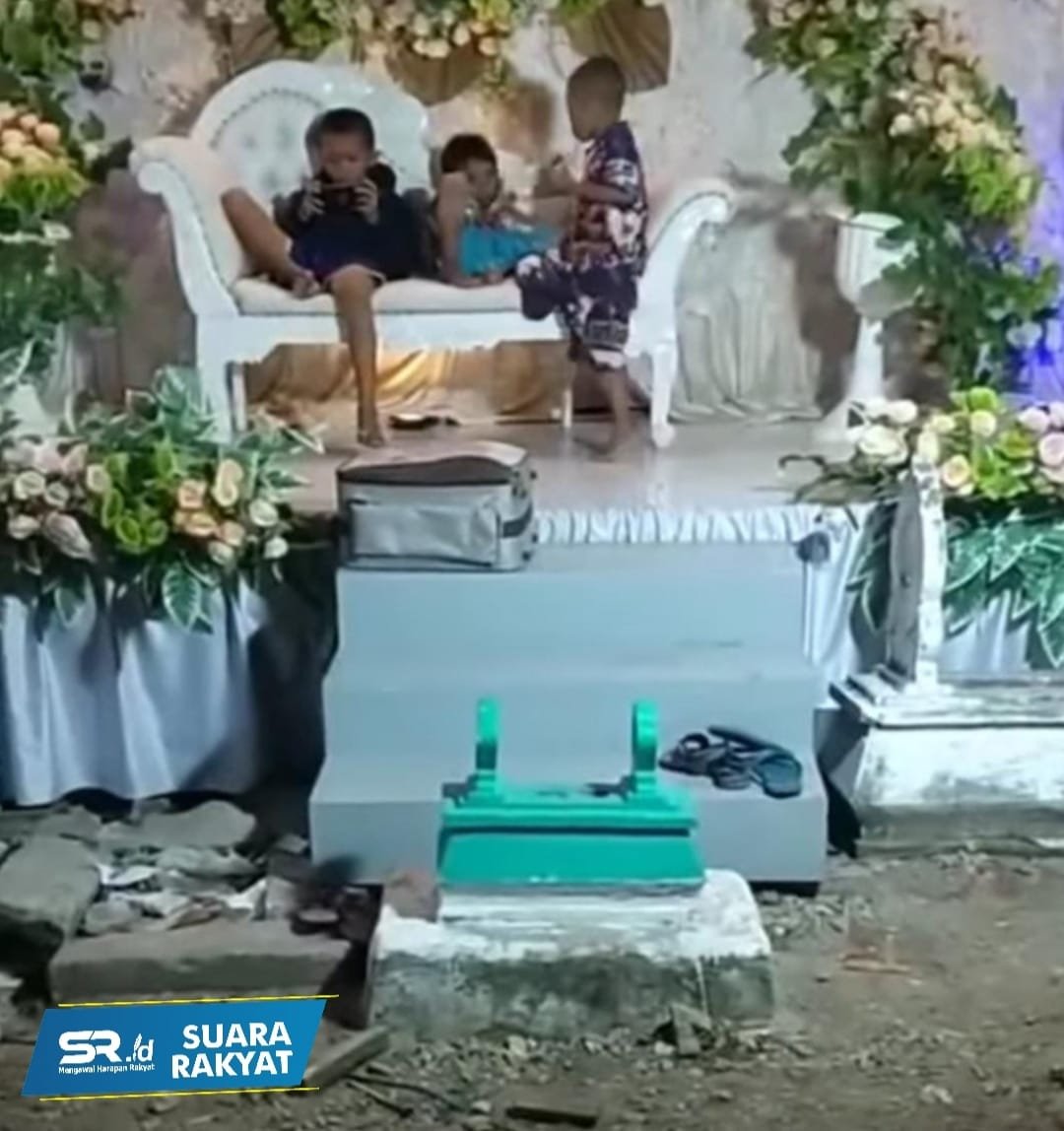 Resepsi pernikahan yang digelar di tengah kuburan, Tlanakan, Pamekasan.