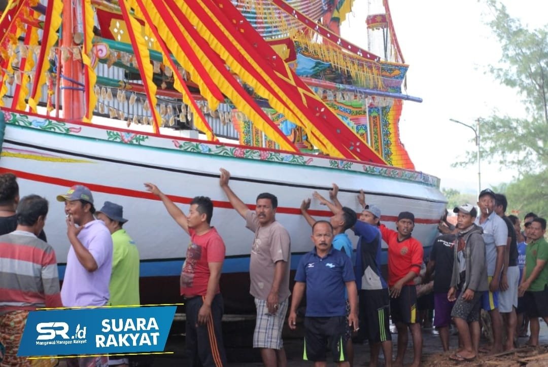 Tradisi Penurunan Perahu Masyarakat Pasongsongan.