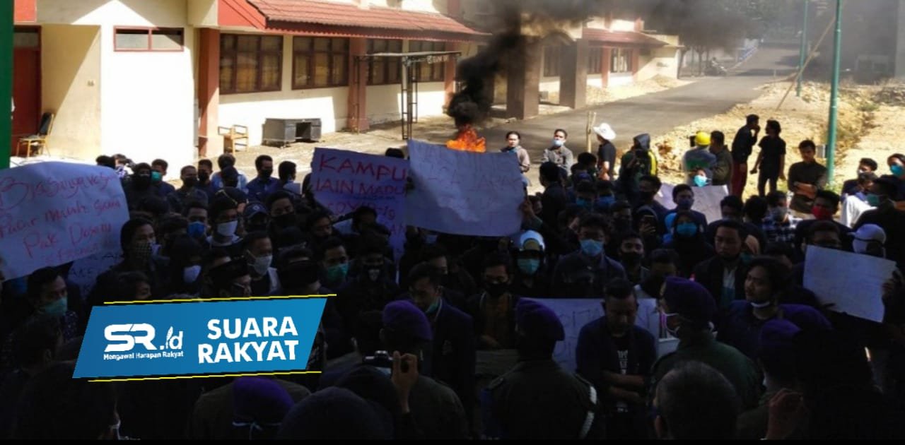 Aksi mahasiswa di depan kantor rektorat Institut Agama Islam Negeri (IAIN) Madura