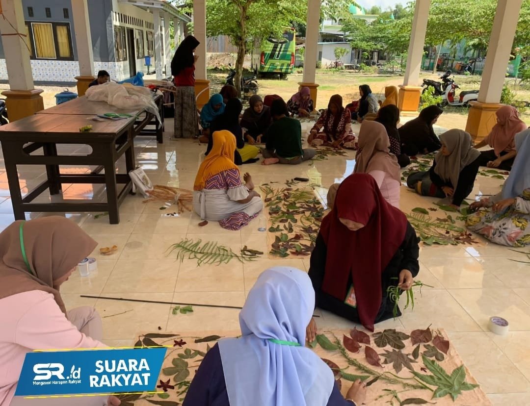 pelatihan Ecoprint di balai desa tobungan, kec. Galis, kab. Pamekasan