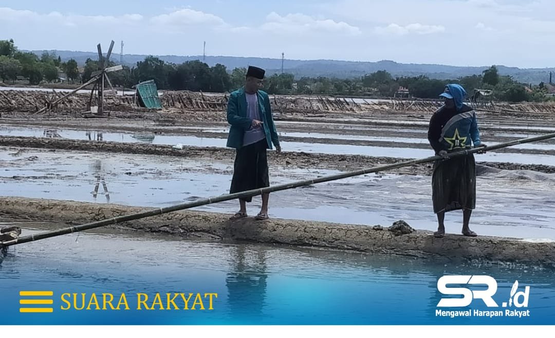 proses pembuatan Garam di Desa Pandan, Kecamatan Galis, Pamekasan