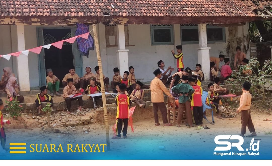 Siswa-siswi Madrasah Ibtidaiyah (MI) dan Madrasah Tsanawiyah (MTs) Darul Iman Al-Hakami, Desa Bunten Timur