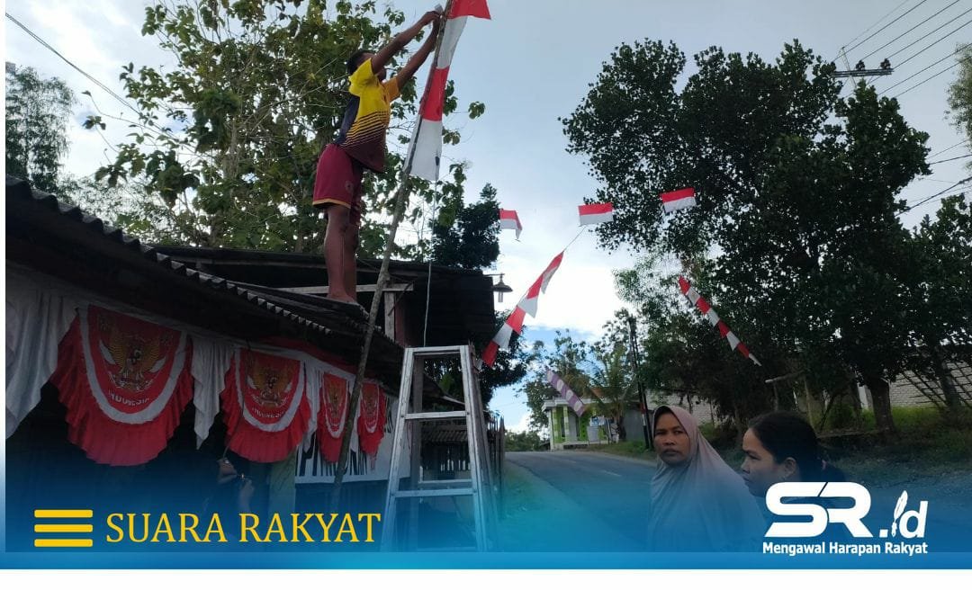 memasang bendera di depan rumah