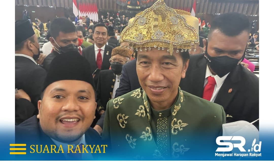 Potret Presiden Joko Widodo (Jokowi) saat mengenakan pakaian baju adat Paksian