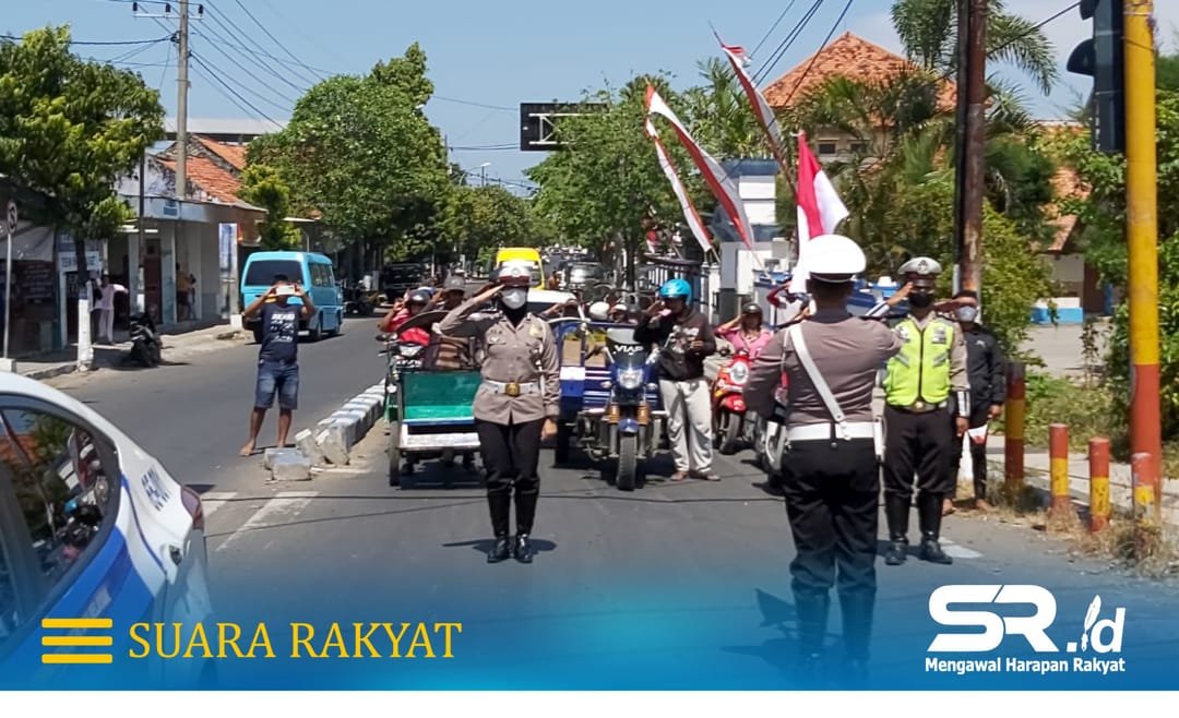 anggota Satlantas Polres Sampang Menghentikan semua kendaraan yang melintas.