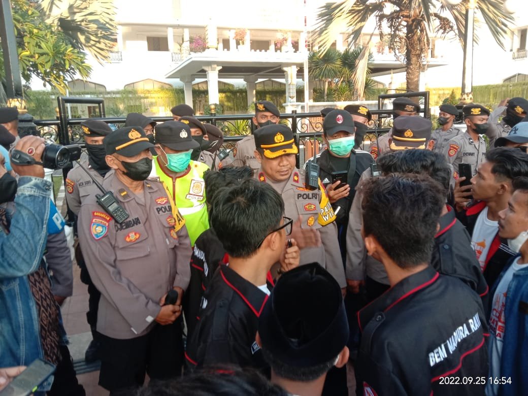 Demo BEM Madura Raya di Kantor Gubernur JATIM, Dua Mahasiswa Madura ditahan di Kantor Kepolisian Resor Kota Besar Surabaya