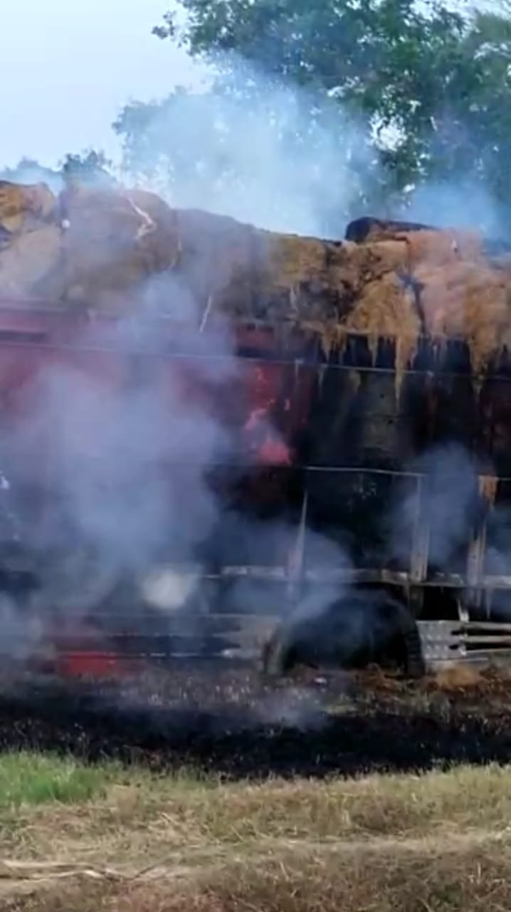 Truk yang diduga membawa tembakau luar Madura dibakar warga di desa Bulay, Galis, Pamekasan