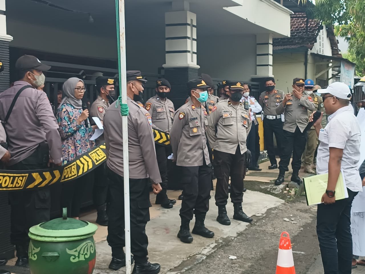 Pengerjaan Proyek Jalan Diduga Asal-asalan, Sejumlah Pemuda Lakukan Aksi