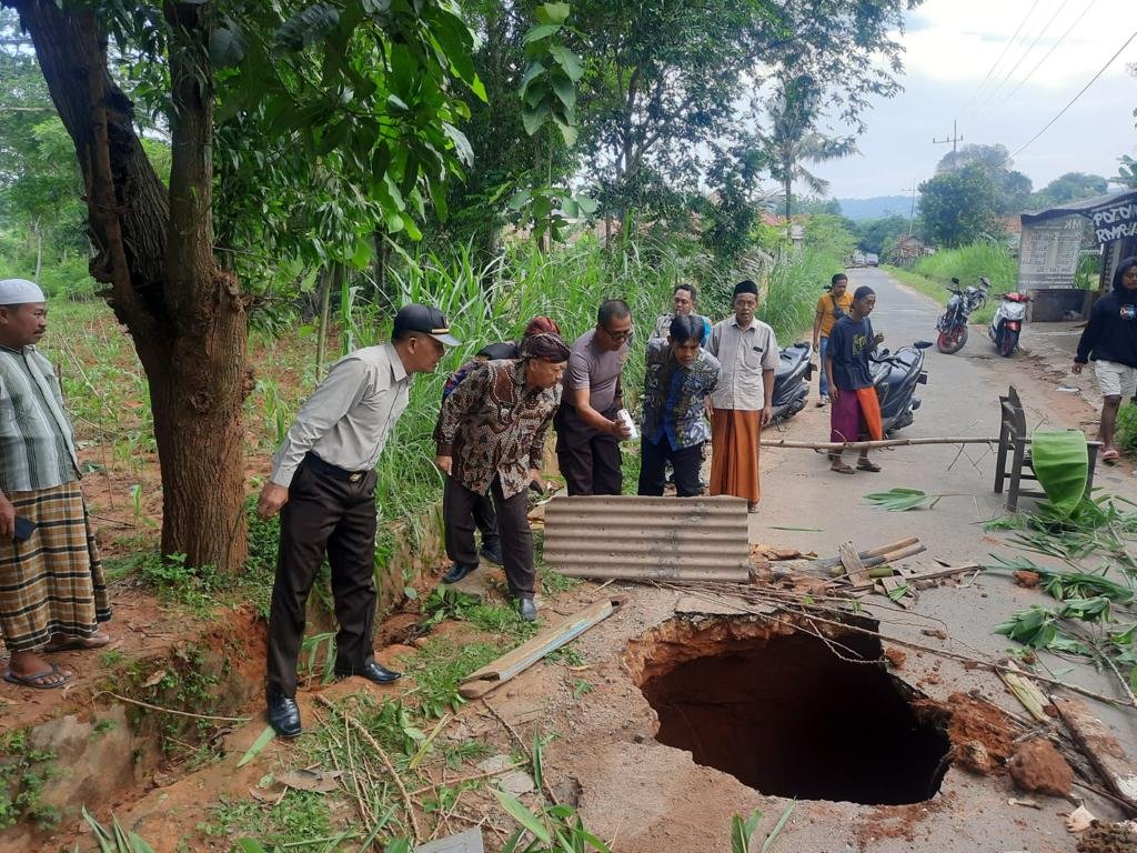 Jalan Utama di Talambung Daya Sumenep Amblas Mengerikan