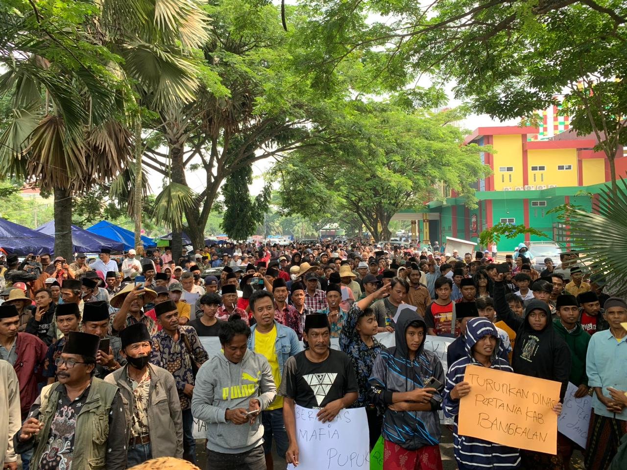 Ribuan Massa Aksi Banjiri Dinas Pertanian Bangkalan