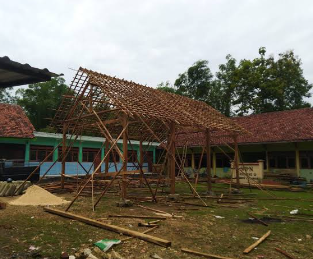 Kandang ayam yang di bangun di halaman Sekolah Dasar (SDN Madulang 2 ), Sampang Madura.