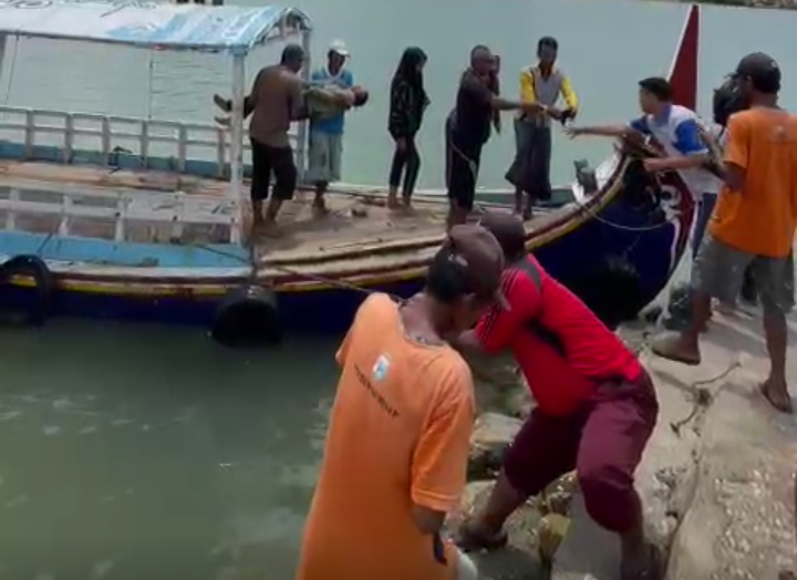 11 Penumpang, 7 Unit Sepeda Motor Jatuh Ke laut akibat Rantai Pintu Kapal Sampoerna Putus