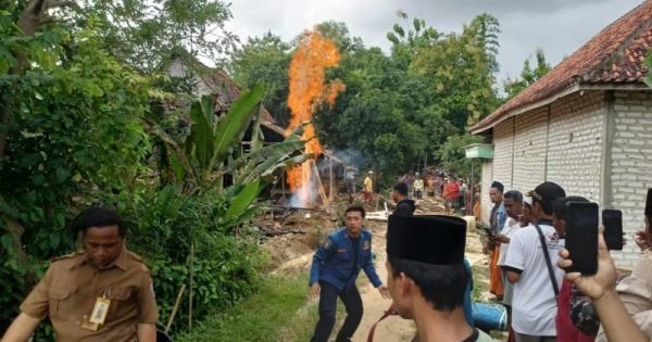 Sumur di Sampang Semburkan Api Setinggi 3 Meter