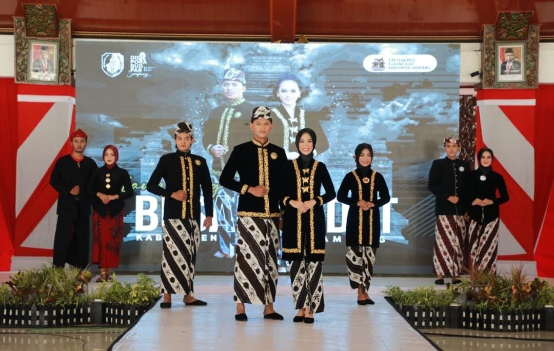 Menilik Baju adat Sampang dan Ciri Khasnya yang Menarik