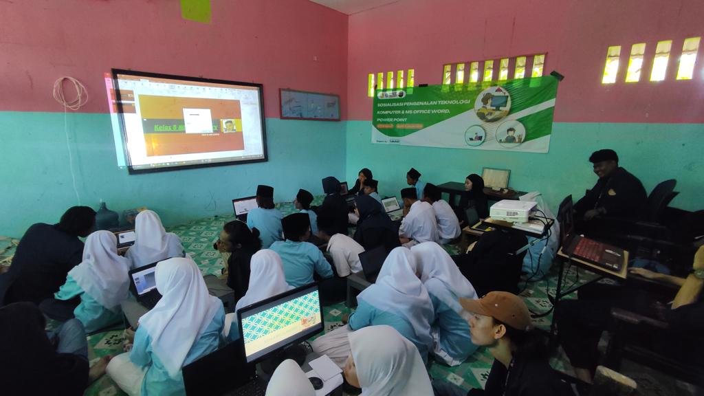 Tekankan Kemajuan Teknologi, Mahasiswa ABDIMAS UTM Beri Pelatihan Komputer Pada Siswa MTS Al Bukhary Sampang 2 Tekankan Kemajuan Teknologi, Mahasiswa ABDIMAS UTM Beri Pelatihan Komputer Pada Siswa MTS Al Bukhary Sampang