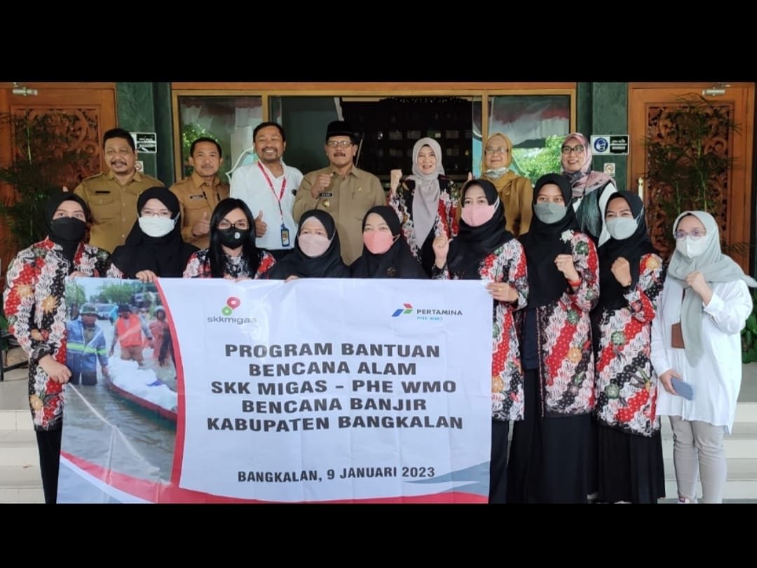 SKK Migas-PHE WMO Peduli Banjir Serahkan Bantuan Sembako di Bangkalan