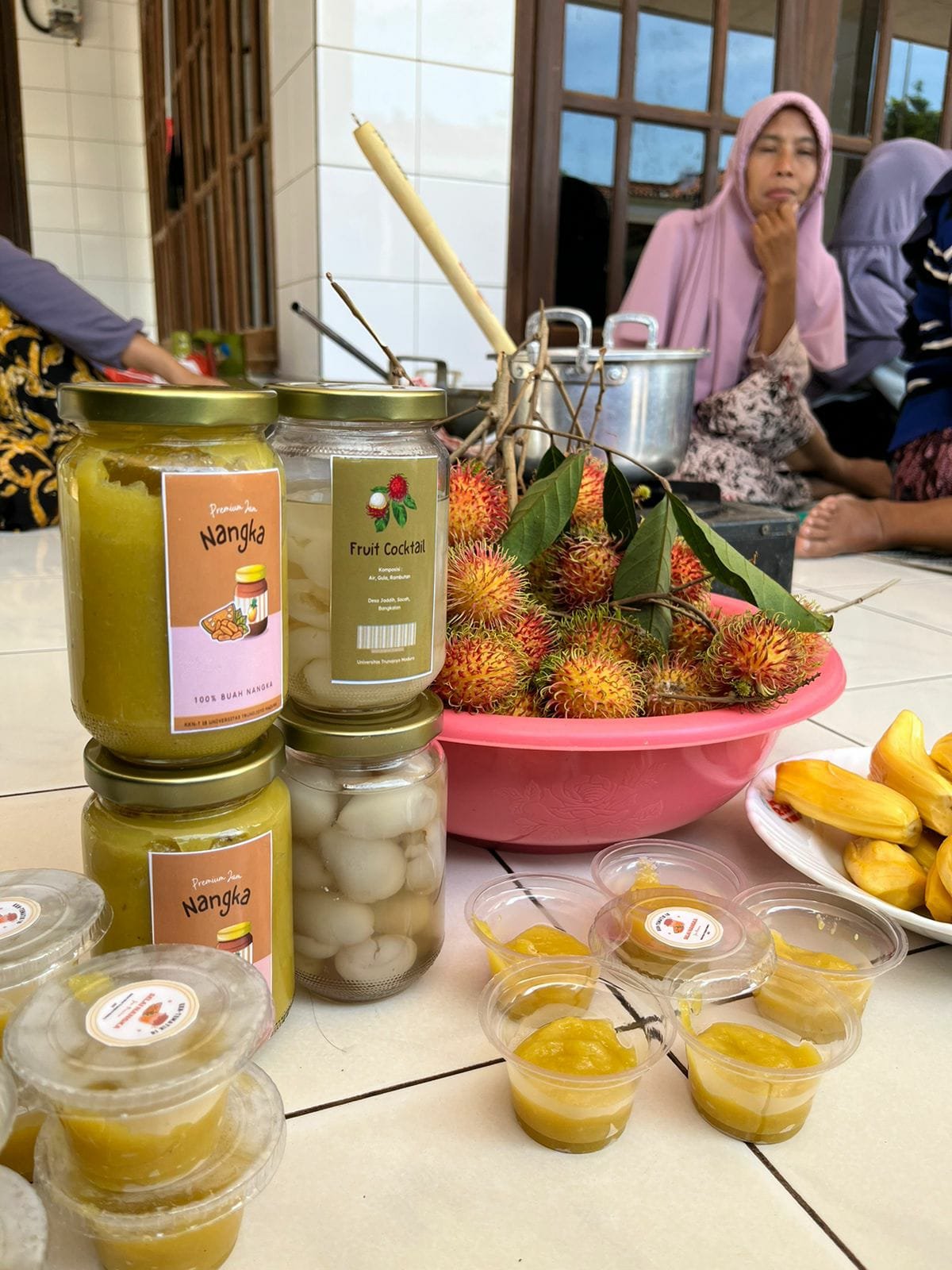 Tingkatkan Nilai Pangan Lokal, Mahasiswa UTM Olah Rambutan dan Nangka Menjadi Fruit Cocktail dan Selai