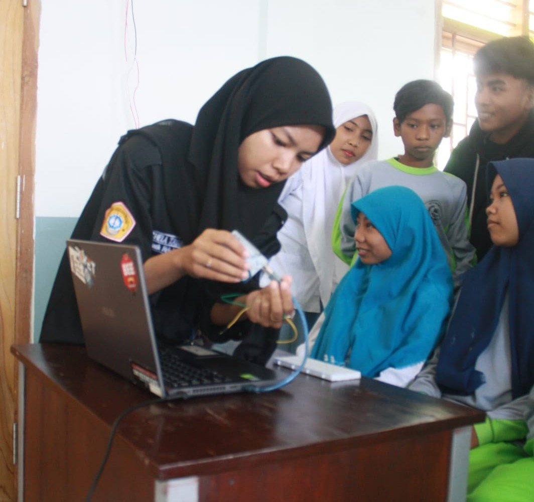 Kenalkan Teknologi Microcontroller Jenis Arduino, Mahasiswa ABDIMAS UTM beri Pelatihan Menuju Desa Digital