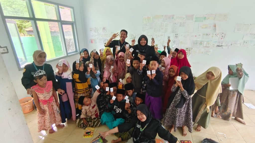 Belajar Bahasa Inggris Dengan Media Flashcard, Inovasi Team ABDIMAS UTM Menuju Sekolah Bertaraf Internasional
