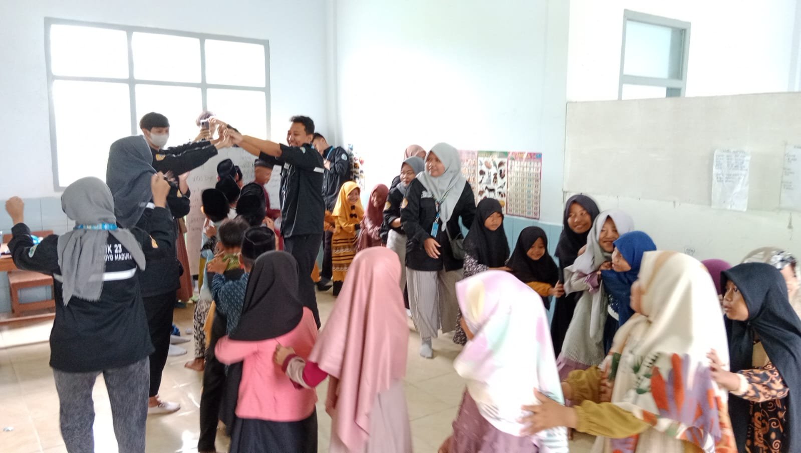 Belajar Bahasa Inggris Dengan Media Flashcard, Inovasi Team ABDIMAS UTM Menuju Sekolah Bertaraf Internasional