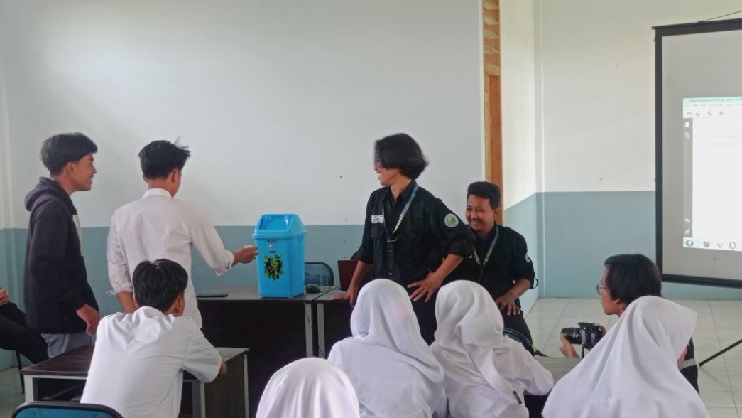 Teknologi Tepat Guna, Tim ABDIMAS UTM Membuat Tong Sampah Otomatis Berbasis Arduino