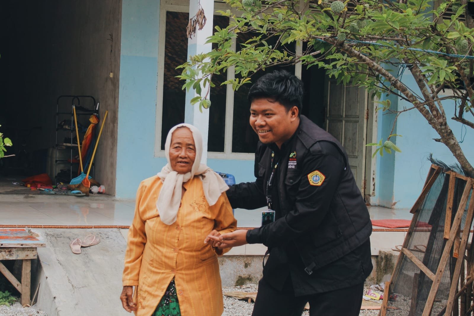 Berkolaborasi dengan LKS LU Bina Madura Mandiri, Abdimas UTM Beri Sembako Untuk Lansia