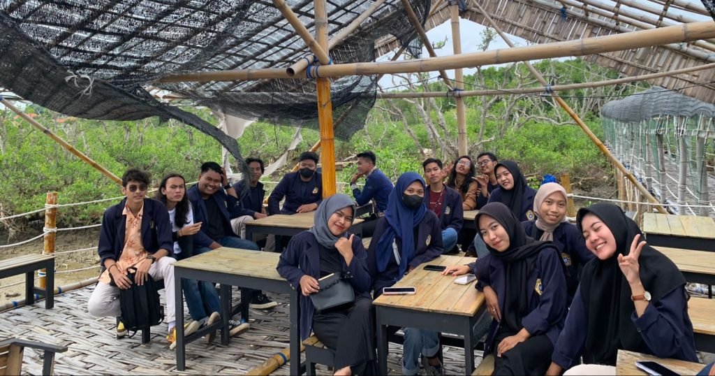 Menghidupkan Potensi Wisata Mangrove Kecamatan Sreseh Oleh Abdimas UTM 2 Menghidupkan Potensi Wisata Mangrove Kecamatan Sreseh Oleh Abdimas UTM