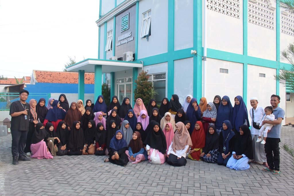 Pupuk Budaya Kebersamaan dengan kegiatan Outbound Oleh Tim Abdimas UTM