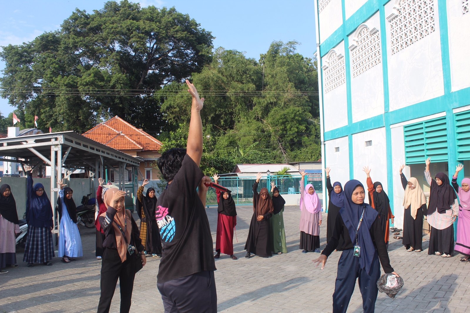 Pupuk Budaya Kebersamaan dengan kegiatan Outbound Oleh Tim Abdimas UTM