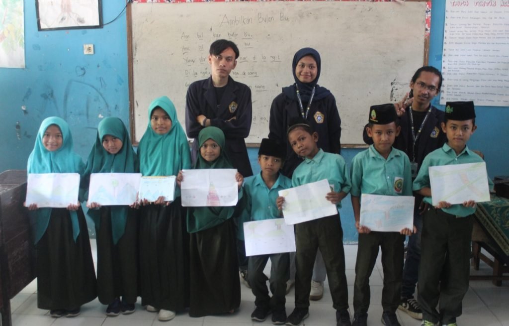Tanamkan Karakter Anak Desa Unggul Melalui Program Mengajar Oleh Team Abdimas UTM 2 Tanamkan Karakter Anak Desa Unggul Melalui Program Mengajar Oleh Team Abdimas UTM