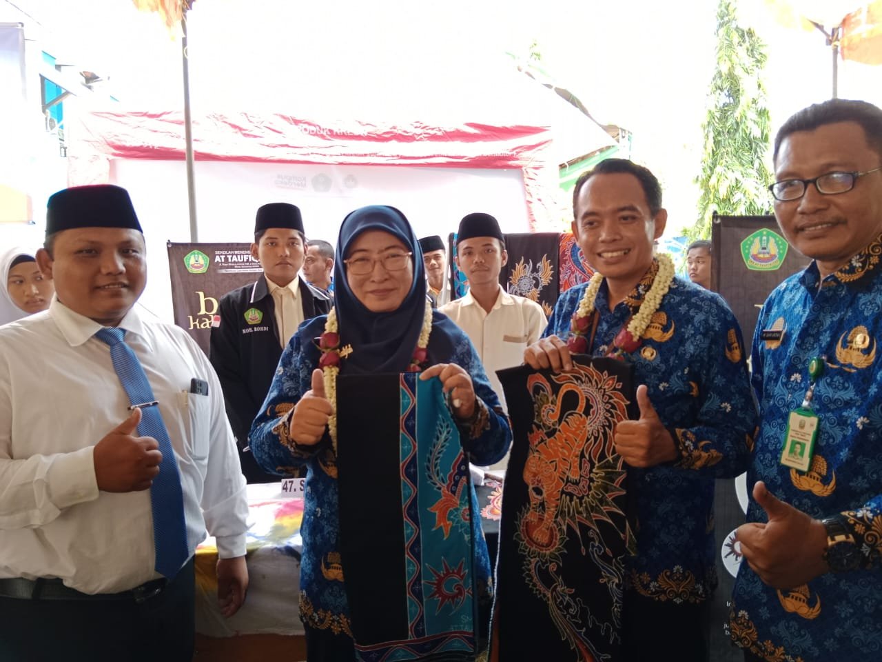 Wabup Sumenep Puji Batik Kalembeng Karya SMK At-Taufiqiyah