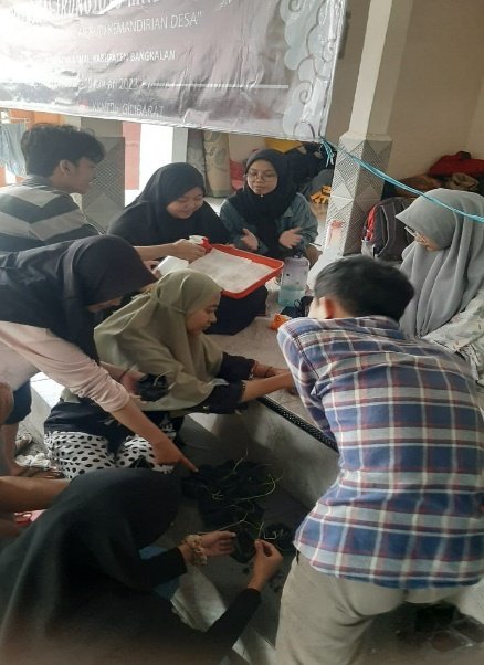 Pengabdian Masyarakat UTM Lakukan Pembibitan Semangka di Desa Gili Barat 2 Pengabdian Masyarakat UTM Lakukan Pembibitan Semangka di Desa Gili Barat