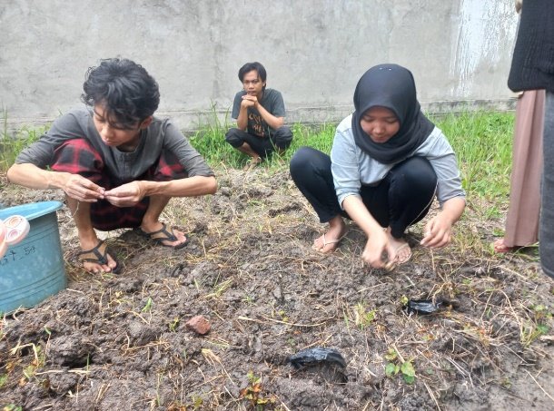 Pengabdian Masyarakat UTM Lakukan Pembibitan Semangka di Desa Gili Barat