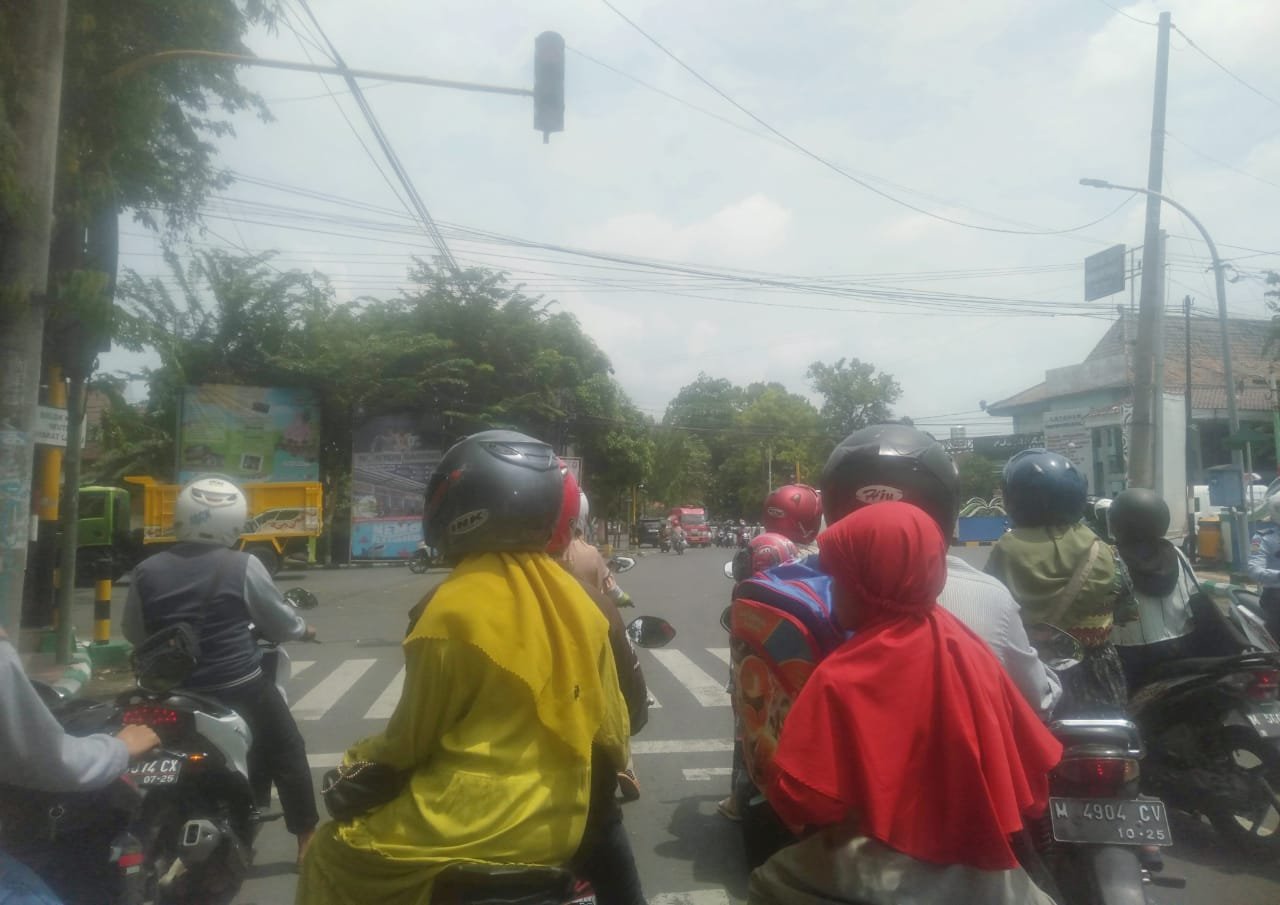 Bupati Pamekasan Himbau Lewat Traffic Light Bersuara, Pengamin Jalanan Masih Marak di Area Lampu Merah