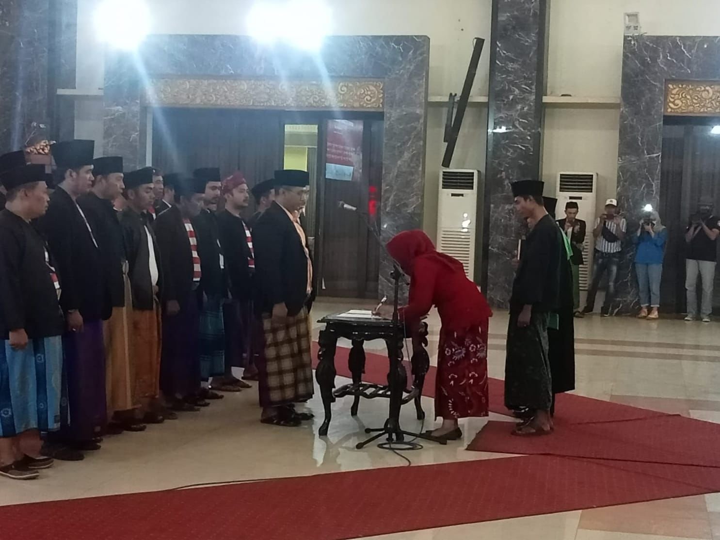 Beda; Pelantikan PKD Bangkalan Bernuansa Busana Adat Madura