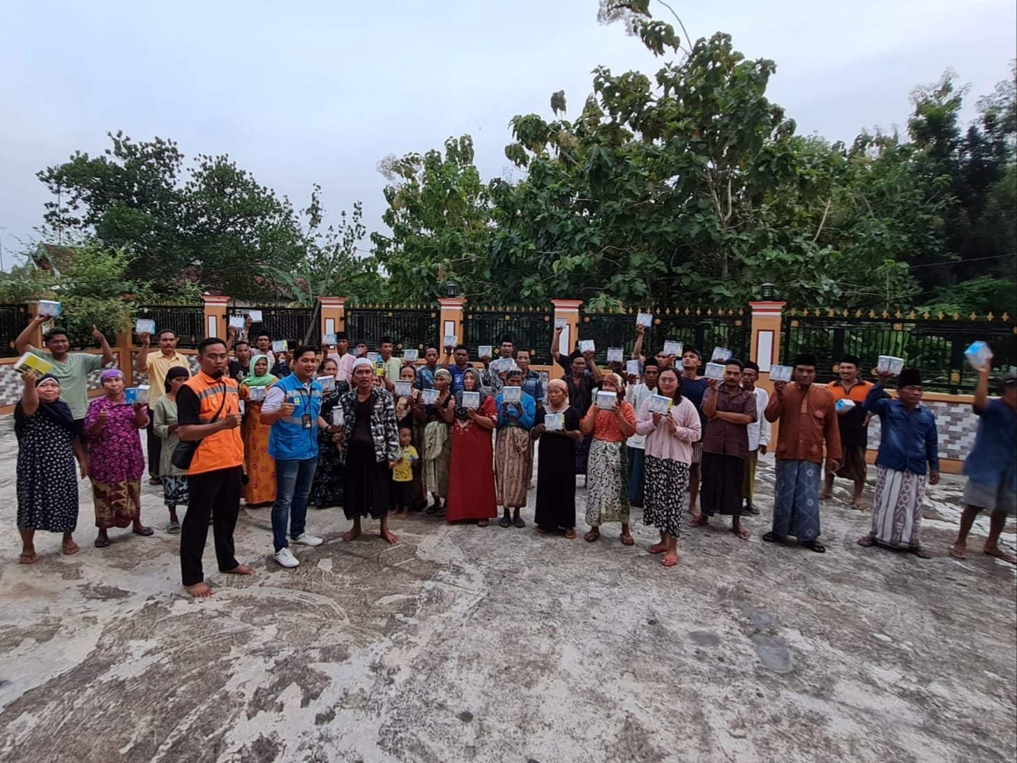 PLN Sampang Salurkan Sekitar 500 Lampu Emergency Bagi Warga Terdampak