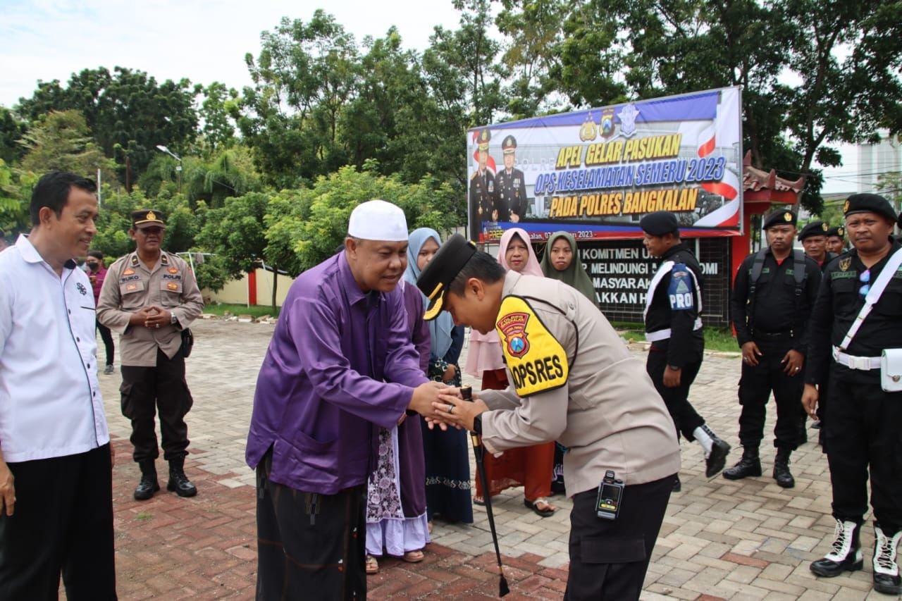 Momentum 1 Abad NU, GP Ansor Arosbaya Hadiahkan Cenderamata Kepada Kapolres Bangkalan