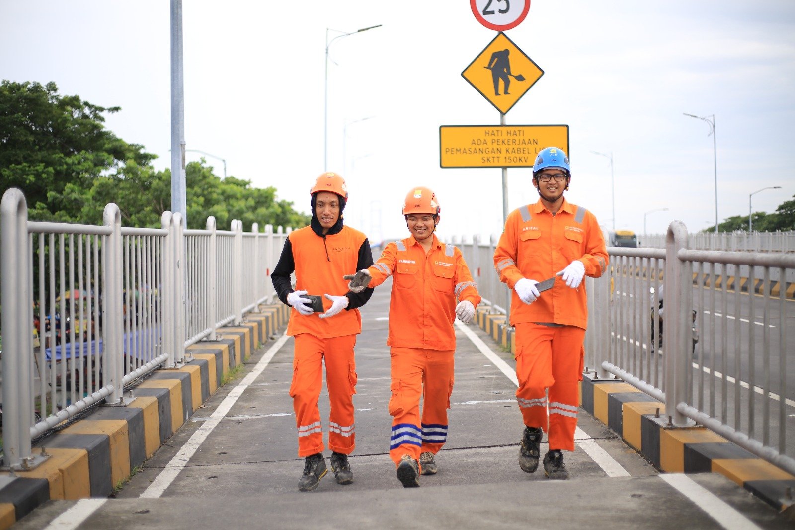 Pantauan petugas PLN di area lokasi jembatan Suramadu (foto/PLN/Idr).