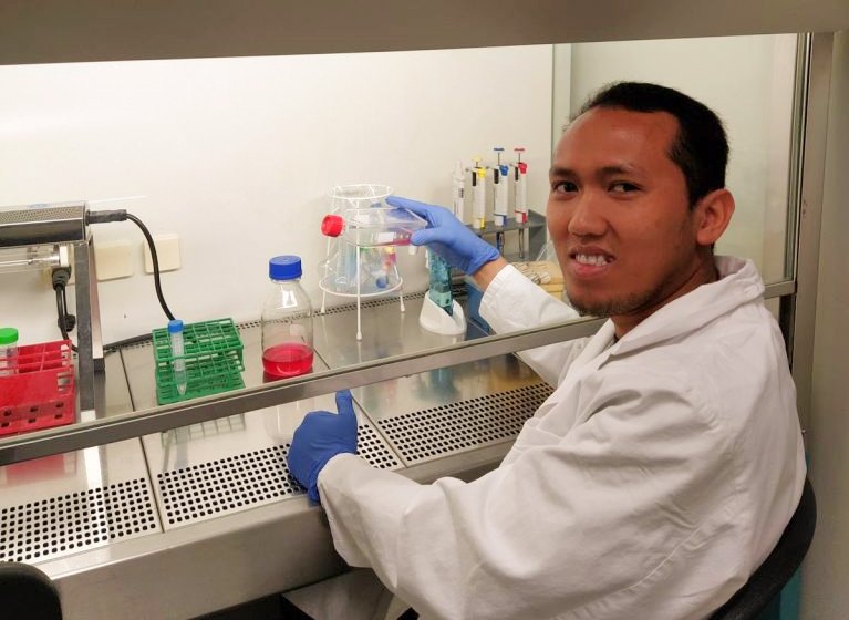 Dosen Departemen Biologi, Fakultas Sains dan Analitika Data (FSAD) Institut Teknologi Sepuluh Nopember (ITS) Dr. rer. nat. Arif Luqman SSi. MT, saat melakukan riset.
