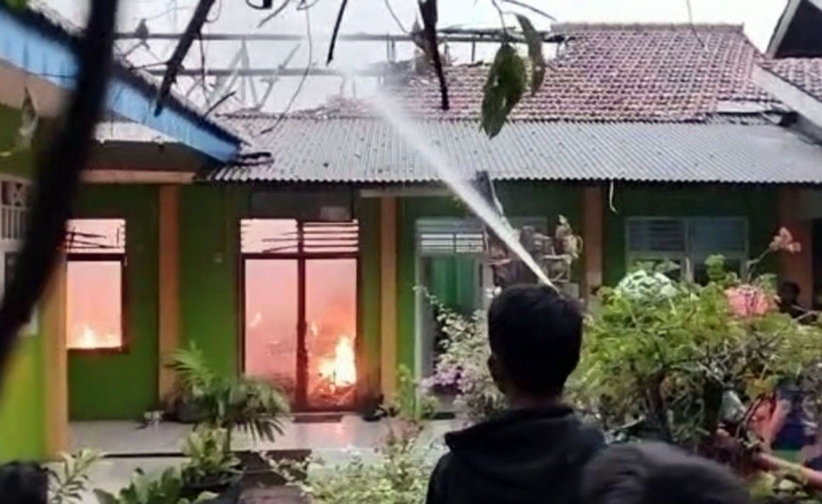 Gedung SMPN 4 Bangkalan Hangus