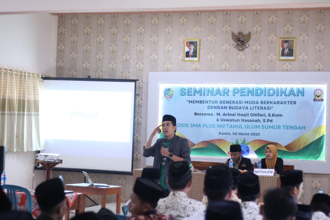 Pemateri acara seminar yang berlangsung di aula SMA plus Sumur Tengah. (Foto/Idrus)