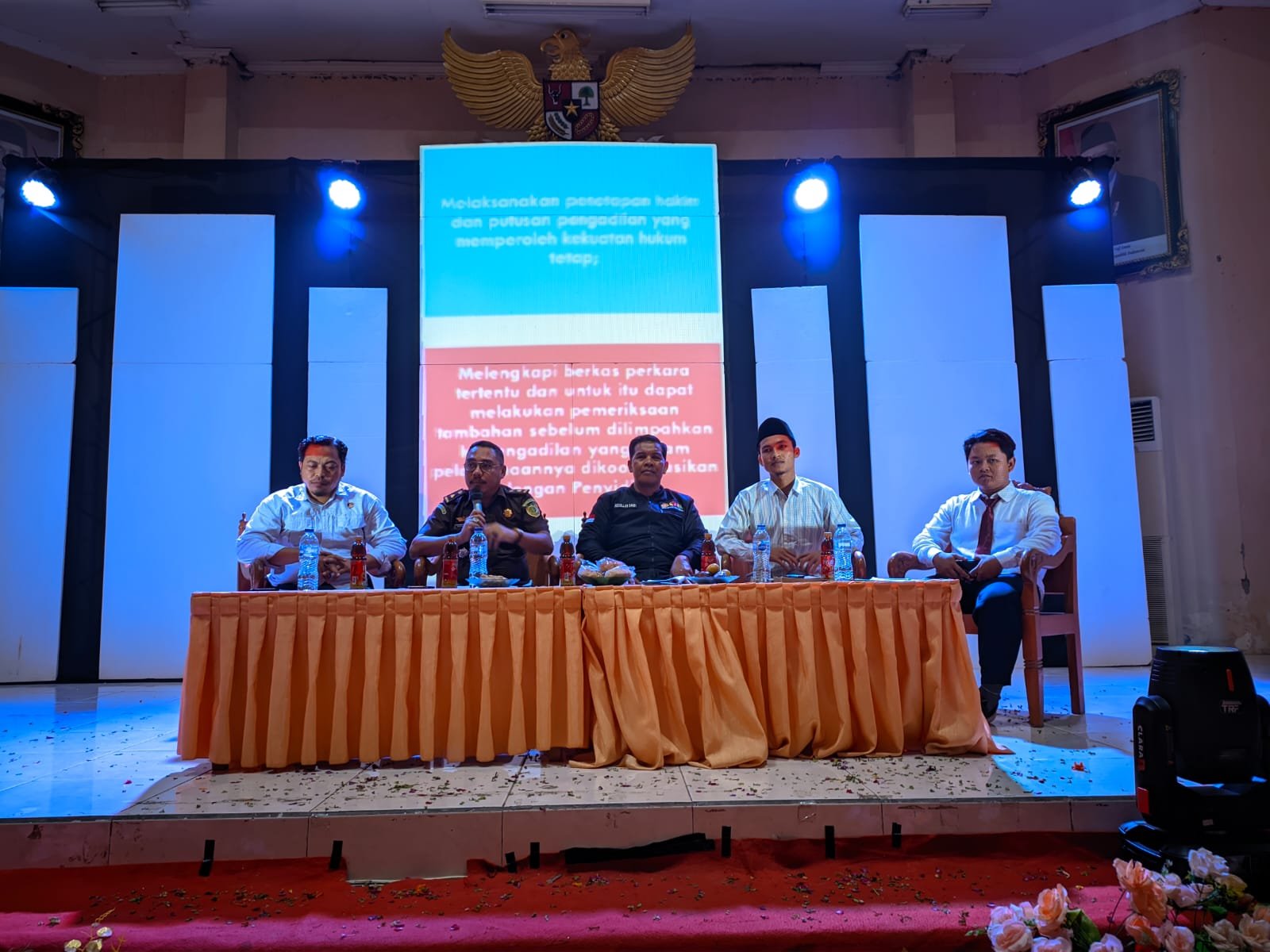 Acara seminar yang berlangsung di auditorium IAIN Madura seusai pengukuhan pengurus Ormawa Fakultas Syariah IAIN Madura 2023-2024 (Foto: Idrus/Suararakyat).