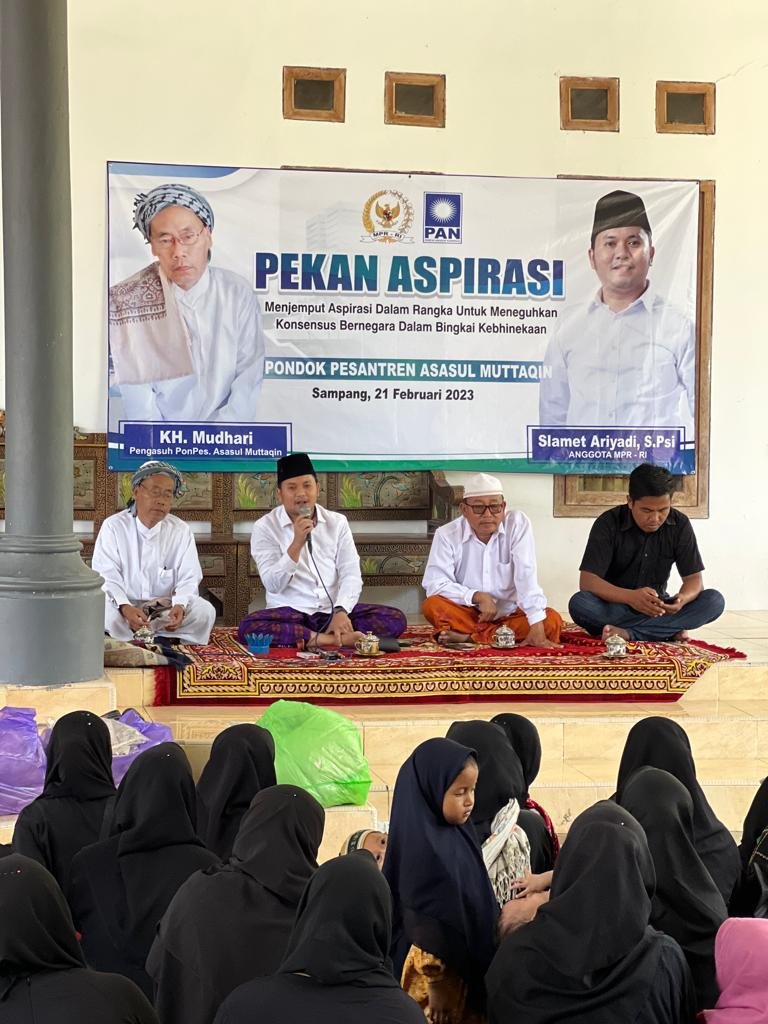Slamet Ariyadi saat memaparkan materi tentang empat pilar kebangsaan di ponpes Asasul Muttaqin, Selasa (21/2).